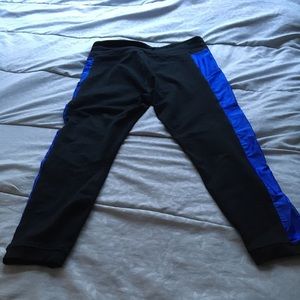 Black and Blue Fabletics leggings with pockets